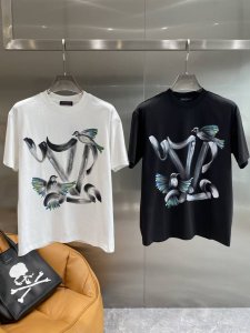 驴家 Lv T恤的设计超独特 纯黑的底色沉稳大气，上面的图案太吸睛。标志性的“Lv”字母搭配色彩斑斓的飞鸟，艺术感与时尚感完美融合 宽松的版型S-Xxxl 隔天
