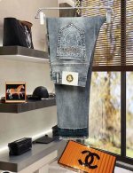春夏 范思哲 新品时尚原单牛仔裤采用进口高档洗水牛仔面料，奢华品牌字母Logo设计 上身随意舒服！收口搭配无束缚感！海外欧洲专柜同品，上身时尚运动显时尚，很低调