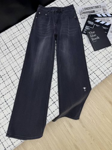 dio*25Ss 搭配刚需 后背口袋刺绣Logo直筒长牛仔裤 裤型是直筒剪裁 上身最能修饰腿型 显瘦功能Max 无论是T恤或者衬衫妥妥安排上 膝盖处刺绣经典小蜜