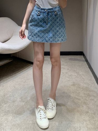 chane*25Ss春夏新款 重工提花牛仔半裙丨独家高版出品！采用高端定制面料，牛仔穿起来非常舒适，常规设计，包容性好，色系增添视觉魅力，而且裤子的纹路会非常细
