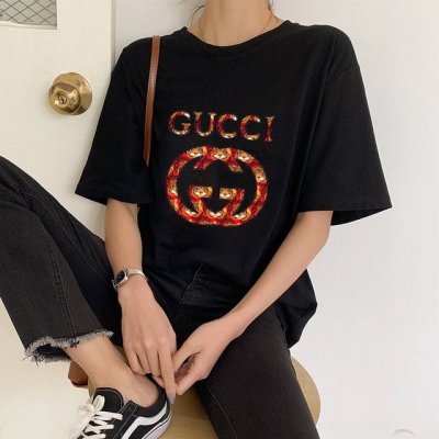 上新！Gucci虎年新款短袖T恤,卡通设计看起来满满的回忆感！版型剪裁特别有讲究！上身很洋气显瘦内搭外穿都看 高密针织圆领设计，平整简约！亲肤透爽！T恤面料的柔