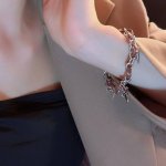 克罗心Chrome Hearts皮革缠绕链条十字架手链 链体以三个小挂件为元素，钛钢材质不掉色，分别是镶钻十字架、铆钉、土星。链条周身缠绕粗旷的链条和细链条，所