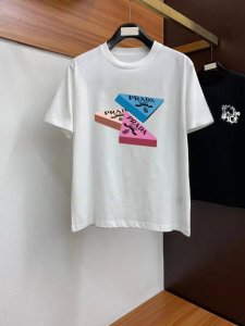普拉达# 2025春夏新款首发专柜最新款短袖圆领T恤 高端订制 设计前卫时尚 品牌Logo重工艺设计 高端定制260克面料.手感柔软.穿着舒适.专柜级别精致车线