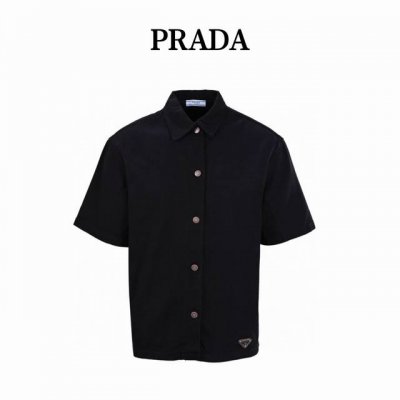 prada普拉达Prd 徽标牛仔短袖衬衫 定制臻绒高密幻影斜纹缎，以水洗单宁为画布，标志性三角标点缀于下摆，落肩剪裁勾勒慵懒廓形，采用进口专机红外线定位“Pra