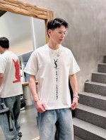 圣罗兰 三标齐全。 2025夏季新款最新品短袖T恤，专柜同步有售，原单狠货，时尚进口原版科技面料，上身舒适透气，原版定制五金辅料，上身帅气有型，三标齐全，推荐款