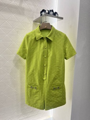 Gucc*2025新品上架 翻领提花连体裤 定制Yb进口提花材质 质感高级 舒适挺括 翻领连体裤剪裁 成衣以老钱感满满的双G字母徽标提花作为设计亮点 前襟作圆扣