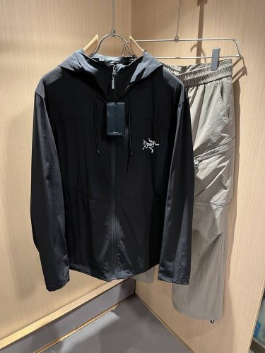 arcter*X始*祖鸟 2025春夏新款男女同款夹克外套，户外品牌可能大家第一想到的就是加拿大鹅、始祖鸟。给人一种标签试的感觉！除了在款式设计上颇有造诣之外，