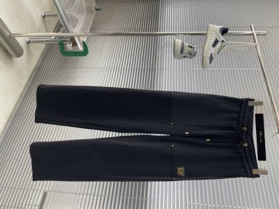 驴牌 25Ss休闲长裤 很显气质，简约又大方。裤身的皮标金属Logo小标识，是整个裤子的亮点，俏皮又独特 松紧腰搭配抽绳，穿着舒适自在，不挑身材。面料柔软亲肤，