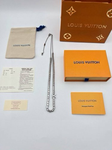 lv路易威登银色串珠项链 Lv Paradise 项链以精湛匠艺展露波西米亚迷情。可调节串起袖珍串珠，洋溢蔚蓝海滨的自由精神。链环精致镂刻 Monogram 图