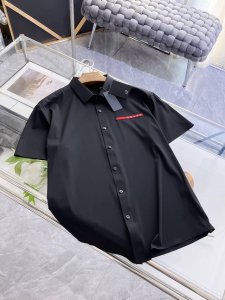 普拉达25Ss春夏新款翻领polo 精选天丝棉贡缎棉料 舒适细腻带来极佳的亲肤感 同时吸湿透气 W方便打理 精工螺纹现织领口 修饰身形同时更不易变形 5与细节处