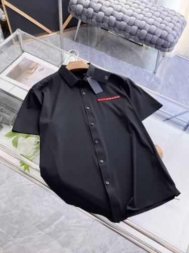 普拉达25Ss春夏新款翻领polo 精选天丝棉贡缎棉料 舒适细腻带来极佳的亲肤感 同时吸湿透气 W方便打理 精工螺纹现织领口 修饰身形同时更不易变形 5与细节处