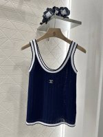 chane*2025新品上架 撞色针织吊带 定制Yb羊毛纱线织造 质感高级舒适 吊带剪裁 通体宝蓝底色 搭配领袖下摆的白色条纹包边 胸前装点双C字母水钻徽标 彰