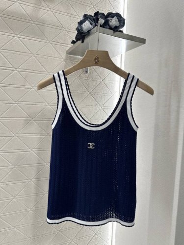 chane*2025新品上架 撞色针织吊带 定制Yb羊毛纱线织造 质感高级舒适 吊带剪裁 通体宝蓝底色 搭配领袖下摆的白色条纹包边 胸前装点双C字母水钻徽标 彰