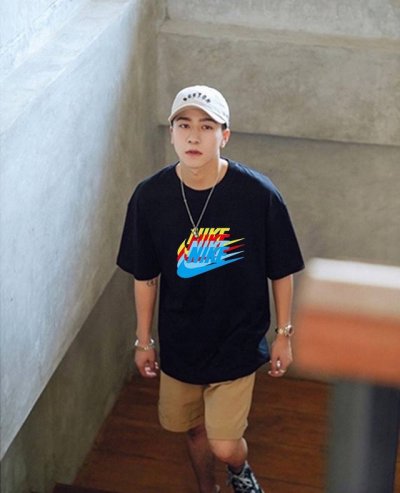 上新 元素碰撞 别致心情 经典的Nike 耐克标志性Logo Tee 高密针织圆领设计 平整简约 亲肤透爽 面料的柔软性舒适性无可挑剔 男女均可驾驭 打破性别局