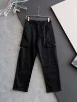 prad*25Ss新款金属微标工装套装，这款工装套装以经典棉质制作，上衣和裤子以工装版型为经典，上衣有4口袋设计，饰有三角金属微标，口袋处以按扣开合，即方便又实