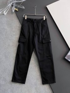prad*25Ss新款金属微标工装套装，这款工装套装以经典棉质制作，上衣和裤子以工装版型为经典，上衣有4口袋设计，饰有三角金属微标，口袋处以按扣开合，即方便又实