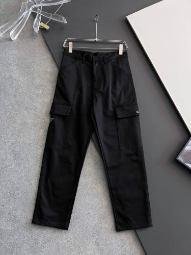 prad*25Ss新款金属微标工装套装，这款工装套装以经典棉质制作，上衣和裤子以工装版型为经典，上衣有4口袋设计，饰有三角金属微标，口袋处以按扣开合，即方便又实