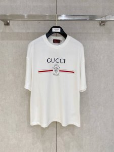 Gucci 古奇 大爆款 2025春夏新款首发专柜最新款短袖圆领T恤 高端订制 设计前卫时尚！品牌Logo重工艺设计 高端定制面料.手感柔软.穿着舒适.专柜级别
