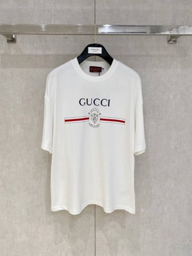 Gucci 古奇 大爆款 2025春夏新款首发专柜最新款短袖圆领T恤 高端订制 设计前卫时尚！品牌Logo重工艺设计 高端定制面料.手感柔软.穿着舒适.专柜级别