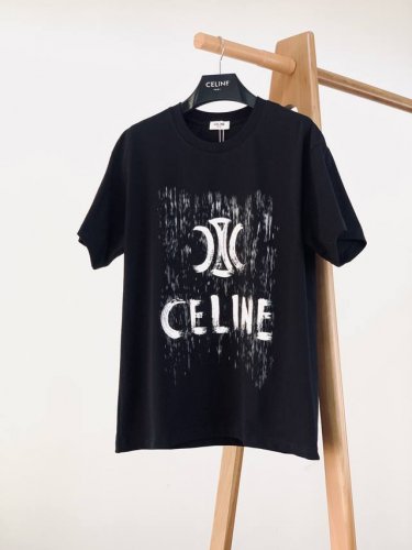 celine 赛琳 2025Ss春夏新品 字母字母T恤，高端气质型必入的极品款式，一款极具腔调感与魅力的单品！定制高密度纯棉面料打造。整体衣服非常有份量，手感细