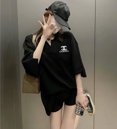 Chanel香奈儿经典小标 polo衫短袖T恤 甄选高品质网眼速干面料 舒适透气 不闷不热 手感软糯细腻 上身充满质感 非常轻便舒适 运动宽松版型不紧身 轻松驾