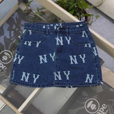 上新 款号 Cj221 2025新款Mlb洋基队Ny复古老花图案Logo印花牛仔半身裙短裙 这条牛仔短裙 将经典与潮流完美融合 质地挺括又不失柔软 散发着浓郁的
