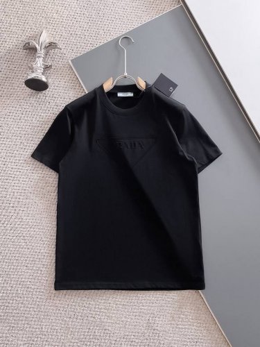普拉达 夏季新品，凹凸工艺，高定面料 玉蚕丝般的丝滑 时尚经典圆领短袖时尚单品设计，更加时尚舒适，高标准定制，上身非常有型，客供辅料，客供进口高档面料质感非常细