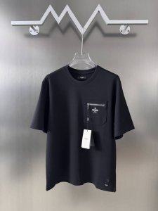 Fend 24款口袋拉链短袖 定制280克潮牌双面 罗纹本布 定制双F提花面料 上身柔软舒适 质感十足 搭配胸口Fendi口袋拉链 高级和气质兼备 满满地细节感