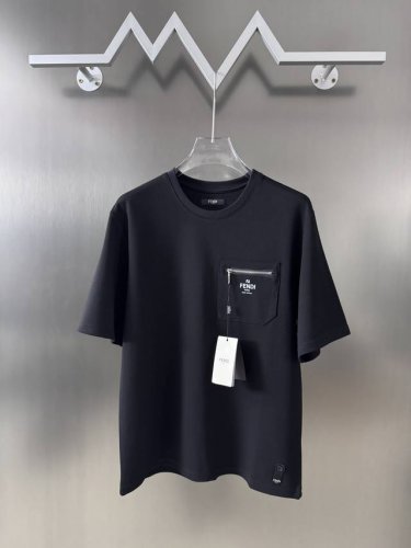 Fend 24款口袋拉链短袖 定制280克潮牌双面 罗纹本布 定制双F提花面料 上身柔软舒适 质感十足 搭配胸口Fendi口袋拉链 高级和气质兼备 满满地细节感