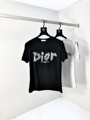 Dior。2025春夏新品时尚圆领短袖高级定制百搭款式！更有实用感 任何人都可以轻松驾驭 采用丝光面料制作，奢华经典品牌Logo设计，1F非常显档次懂货的必须入