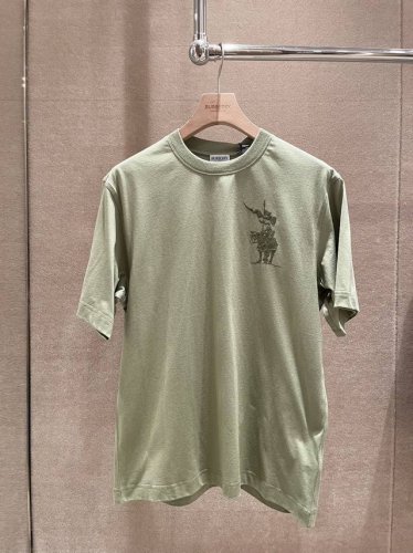 资讯 burberry博柏利 Fw25胸前徽标马术骑士 圆领短袖T恤