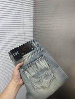 armani阿玛尼 2025新品男士牛仔裤短裤 面料舒适弹性好。独家发售 时尚优雅 重工艺设计。采用原色酵母水洗工艺 精选进口重磅丹宁牛仔面料 配定制五金装饰
