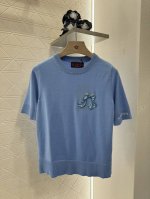 gucc*2025新品上架 刺绣蝴蝶结针织短袖 定制Yb羊毛纱线织造 质感高级舒适 短袖上衣剪裁 通体细腻针织 胸前以立体感设计装点蝴蝶结图案 甜美清新 袖口描