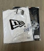 140 全部实拍 所见所得 三标吊牌包装齐全 两个颜色的前后印花都不同 袖子上都有个刺绣小标 下摆有个橘黄色的标签是做装饰的 面料做工没得挑