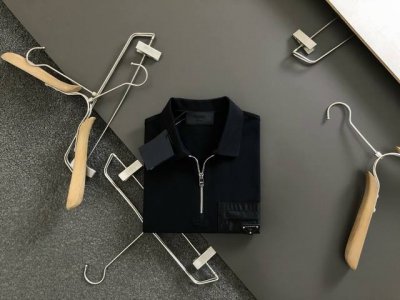 prad*合身版型M-Xxxl 2025春夏黑色金属三角标融合口袋Polo*精致工艺专柜面料，顶级元素融合打造，经典短袖3标齐全，潮男时尚，无论是上身舒适度还是