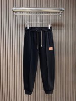 巴宝莉 2025春季新款休闲裤！官网同步发售。品牌经典Logo休闲裤 ，定制面料，舒适度极好，手触感强烈。辨识度极高，完美品相工艺。 尺码：M-3Xl