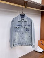 范思哲 2025春季新款夹克外套，秀场新品品相非常完美，双面穿舒适保暖，三标齐全色泽饱满诱人，非常出彩的设计，轻松将时髦感进阶，做工极为考究严谨，走线工整细致！