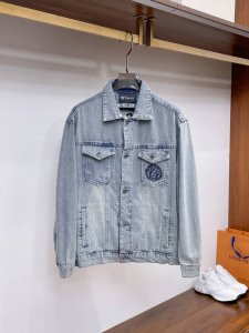 范思哲 2025春季新款夹克外套，秀场新品品相非常完美，双面穿舒适保暖，三标齐全色泽饱满诱人，非常出彩的设计，轻松将时髦感进阶，做工极为考究严谨，走线工整细致！