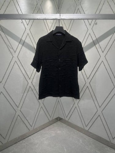 驴家 25Ss春夏新款短袖衬衫采用纹理丰富的 Damoflage 提花面料塑造休闲剪裁，以开领设计彰显摩登格调。串珠刺绣 Lv 贴饰释放别致气息，可轻松融入 2