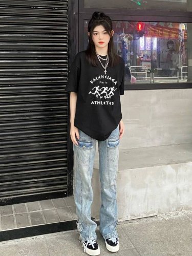 上新！Balenciaga巴黎世家经典短袖T恤，把经典玩出不同，打破单一设计再创造，增多点趣味性！男女同款入，厚实有质感，透气且吸汗，喜欢就盘她！ 尺码：S-3