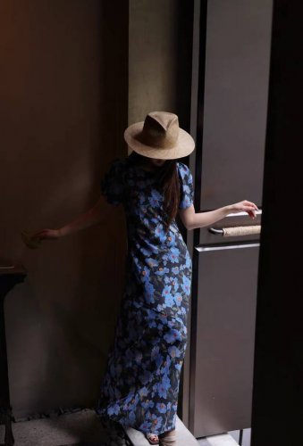 爆款加色出货泡泡袖斜裁真丝双绉印花连衣裙。色：黄色，绿色，深蓝色，深咖色，咖底印花，红色，紫豹纹，绿树枝，蓝色花，玫红点点。 码数S-Xxl