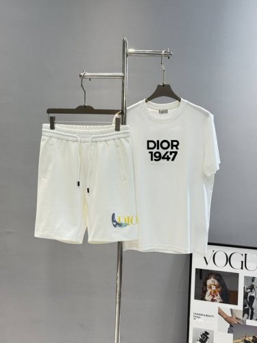 上衣- 。裤子- 。 Dio*R迪-奥25S新款五分短裤.两侧无缝工艺.经典多色彩字母层叠烫画设计.定制高端锦棉面料.面料品质高级舒适.质感绝对的上乘优良，吸湿