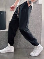 巴宝莉 顶级货品 2025春夏新款休闲裤！官网同步发售。品牌经典Logo休闲裤 ，定制面料，舒适度极好，手触感强烈。辨识度极高，完美品相工艺。 尺码：M-3Xl
