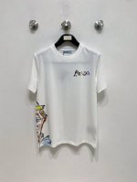 普拉达 高定面料 玉蚕丝般的丝滑 2025春夏新品上市时尚经典圆领短袖时尚单品设计，更加时尚舒适，高标准定制，上身非常有型，人工手绘工艺， 客供辅料，客供进口高