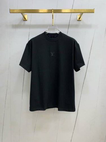 lv2025新款原单男士休闲打底短袖T恤！高端定制 高版本 时尚百搭爆款宽松版型原版进口420克双股纯棉面料 螺纹袖口.领口衣摆 手感超柔软细腻 穿着亲肤舒适