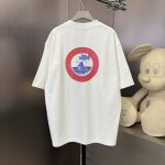 Dior 春夏限定款，定制织梦雅韵罗纹棉 质感细腻 舒适贴肤 以纯黑之色 诠释着优雅 标志性地标识跃然衣上 低调却醒目 彰显独特身份与魅力 凸显肩部线条 感受由