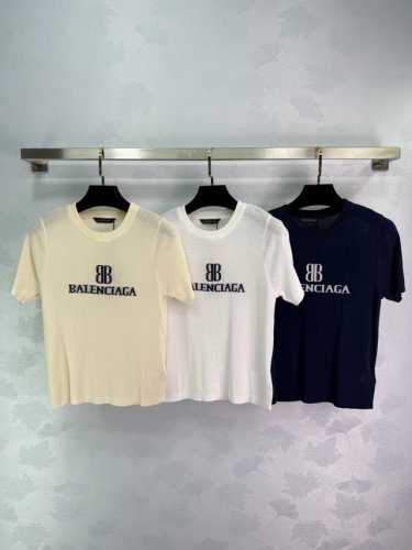巴黎Balenciag* 2025春夏最新系列 字母徽标针织短袖 定制进口羊毛针织材质 柔软舒适 圆领针织短袖剪裁 版型包容身材 胸前撞色字母徽标 凸显轻奢时髦