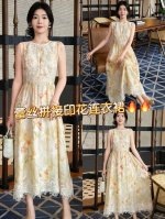 连衣裙 爆款来袭 法式高级感蕾丝拼接无袖印花收腰连衣裙，上半部分蕾丝精致，花纹细腻，与下半部分的印花面料拼接自然。裙摆处蕾丝镶边，飘逸灵动，整体散发着温婉浪漫的