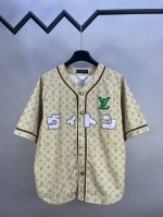 LV 2025Ss春夏新款 针织棒球短袖衬衫 融入棒球运动服元素 满身经典老花Logo印花 前后呼应字母刺绣章仔 前胸绿色胶质图案 门襟衣领处边条 做旧金属刻字