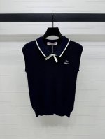 上新原单高端品质 Valentin*2025春夏最新系列！针织翻领背心！定制冰丝针织材质 舒适软糯 弹力十足 竖纹肌理高级剪裁贴合人体曲线 胸前立体字母徽标装点